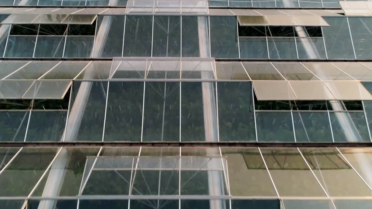 granja verde cubierta con vidrio en el techo 4k