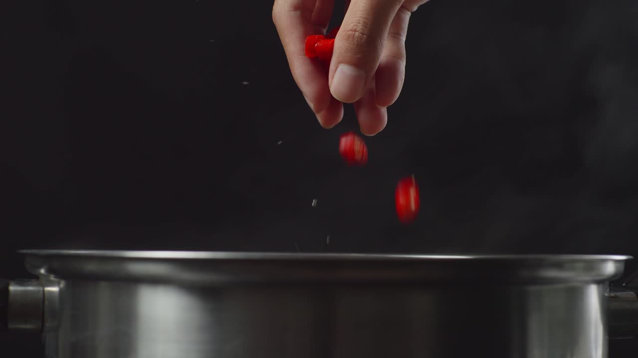 añadiendo especias a una olla