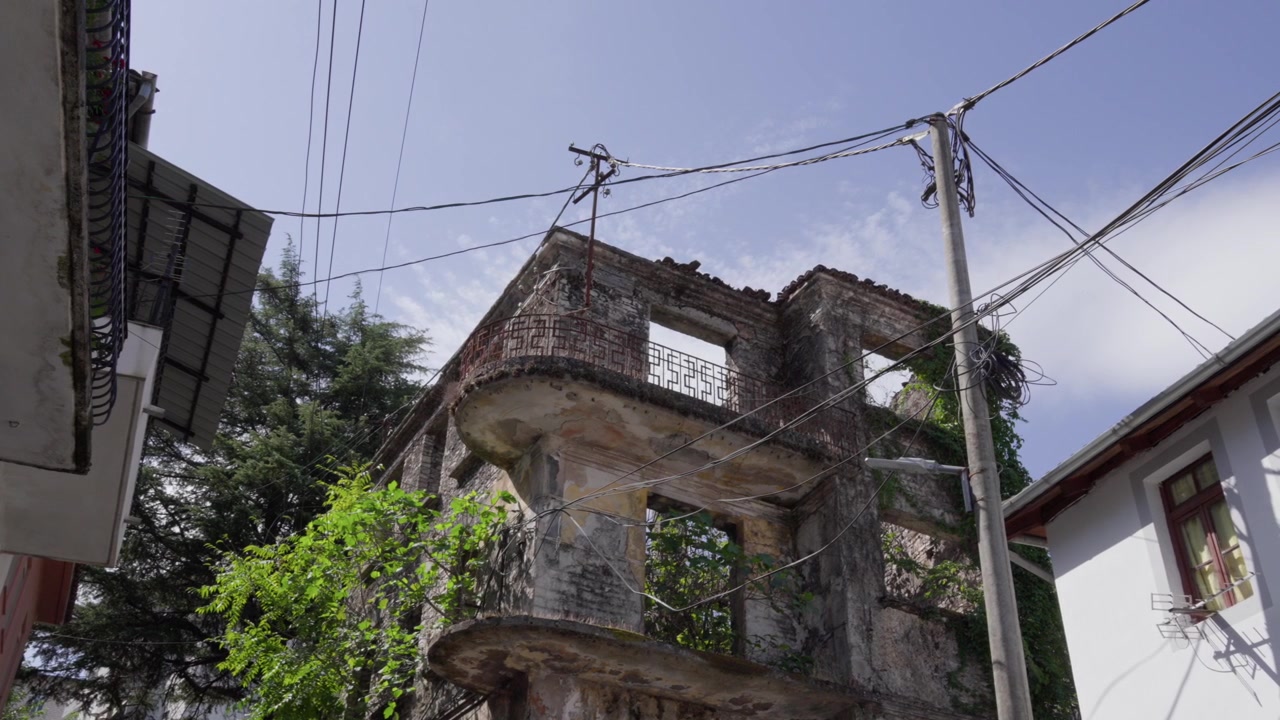 Edificio storico abbandonato e logorato dal tempo nel centro storico di Gjirokastër, Albania