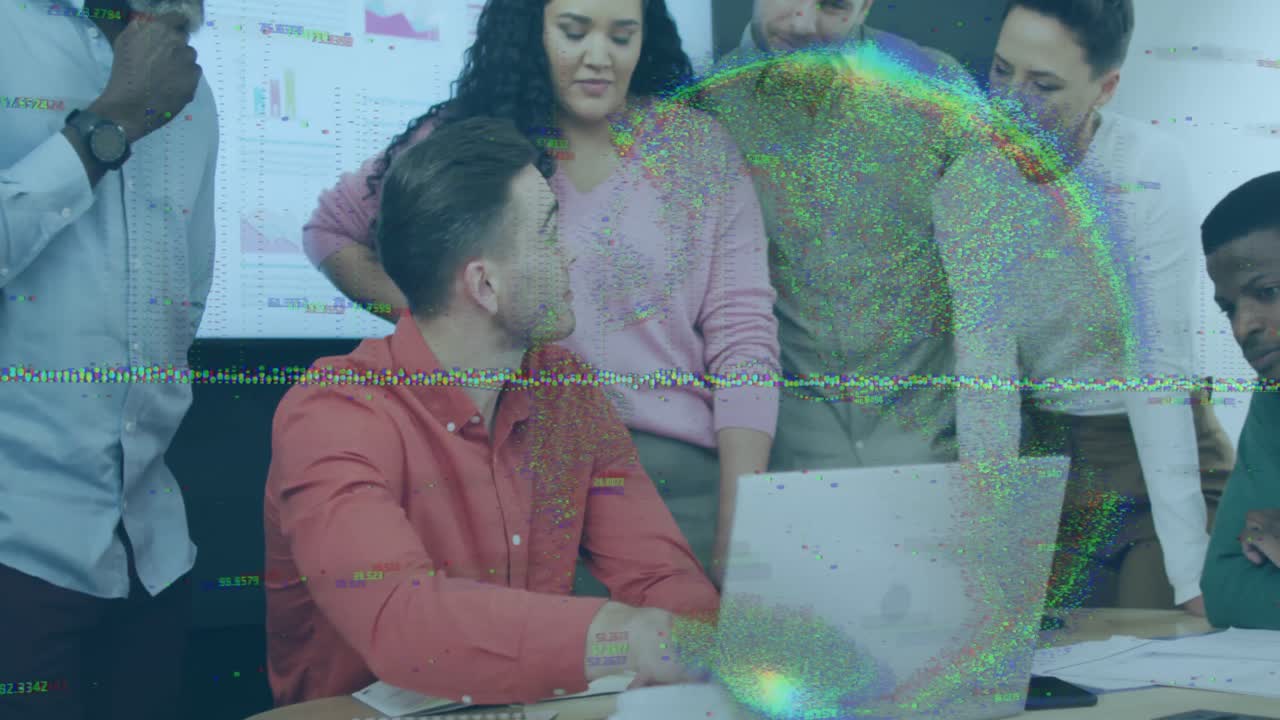 animación del globo y el gráfico sobre diversos compañeros de trabajo en la oficina