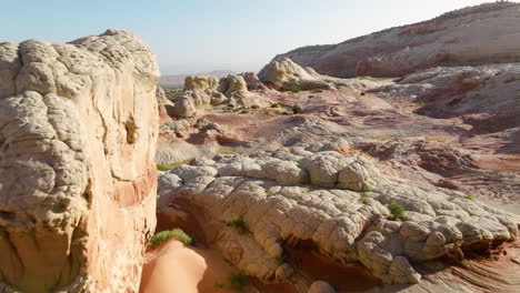 volando a través de un paisaje único en white pocket, utah, estados unidos