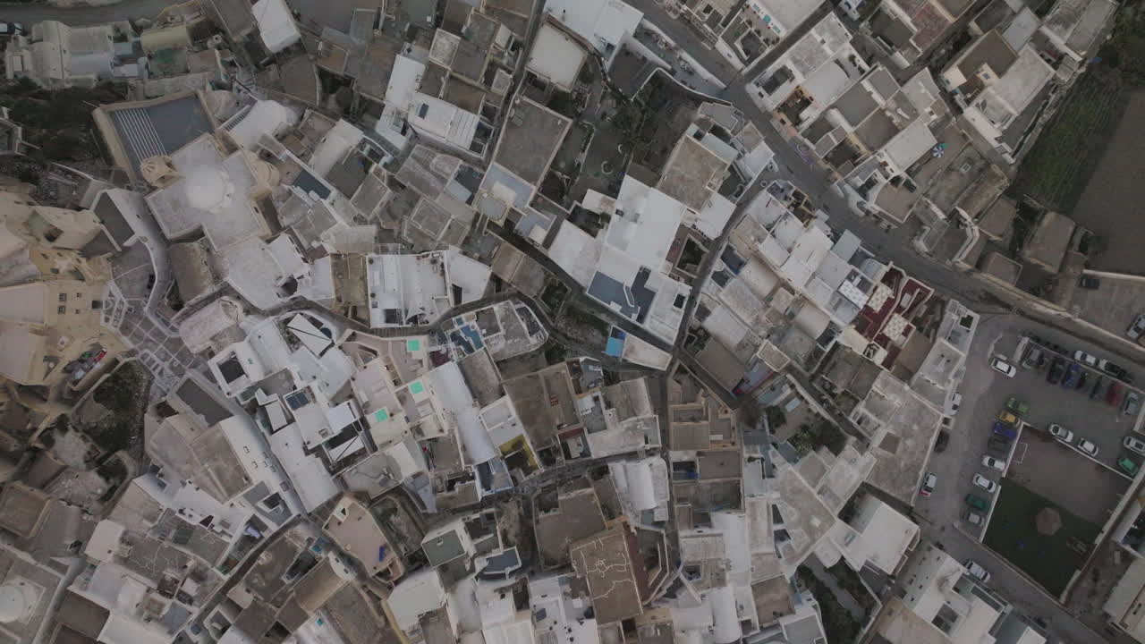 una vista aérea de un encantador pueblo mediterráneo