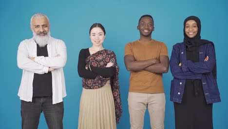 retrato de un grupo multiétnico de personas. personas interraciales felices sonriendo.