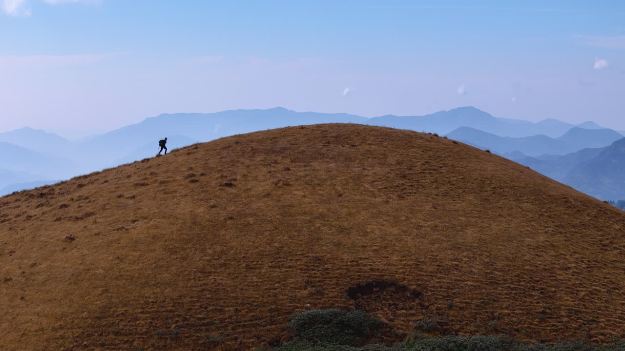 네팔 피키피크의 언덕 산맥에서 남성 관광객이 등반하는 산맥 드론 촬영 4k