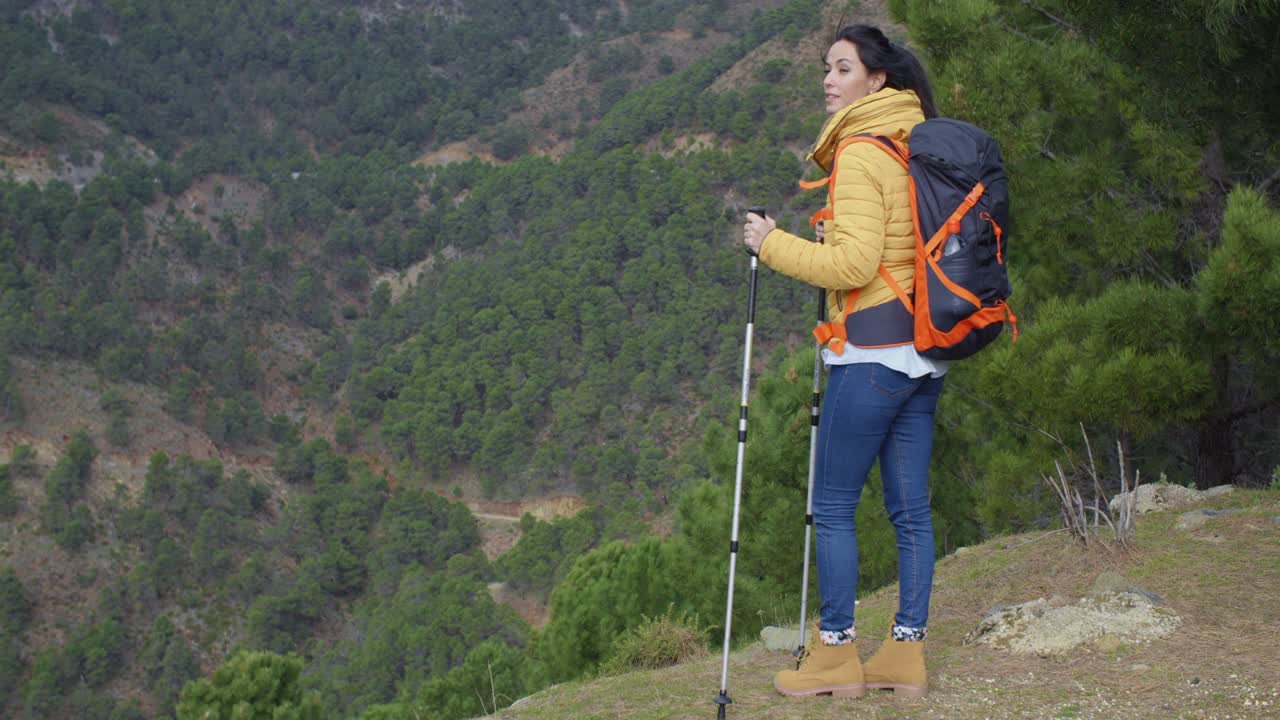 una mujer joven disfrutando de una caminata por la montaña.