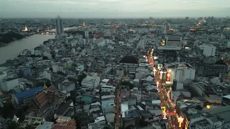 vista aérea del barrio chino de bangkok, avión no tripulado volando sobre la carretera de yaowarat iluminada por la noche