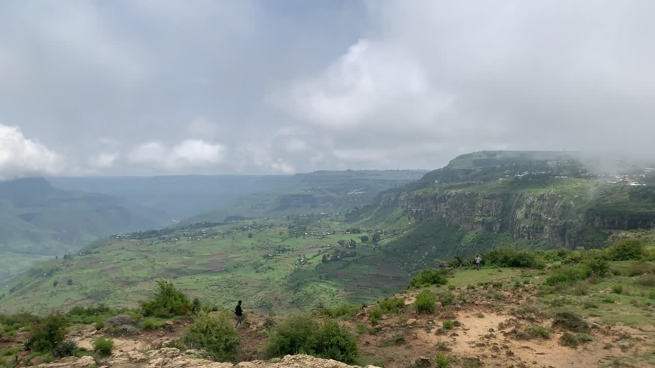 Région de Debre Libanos, proche des nuages, ce plan panoramique grand angle révèle la vaste étendue.