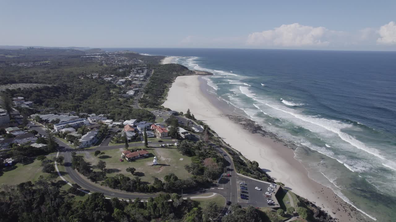 vista panorámica de la playa del faro, ballina, nueva gales del sur, australia - toma de avión no tripulado