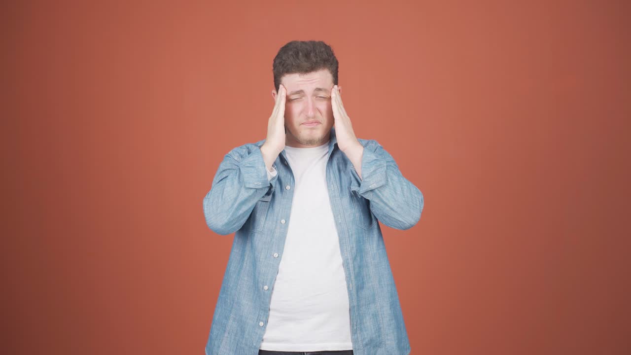 hombre con dolor de cabeza.