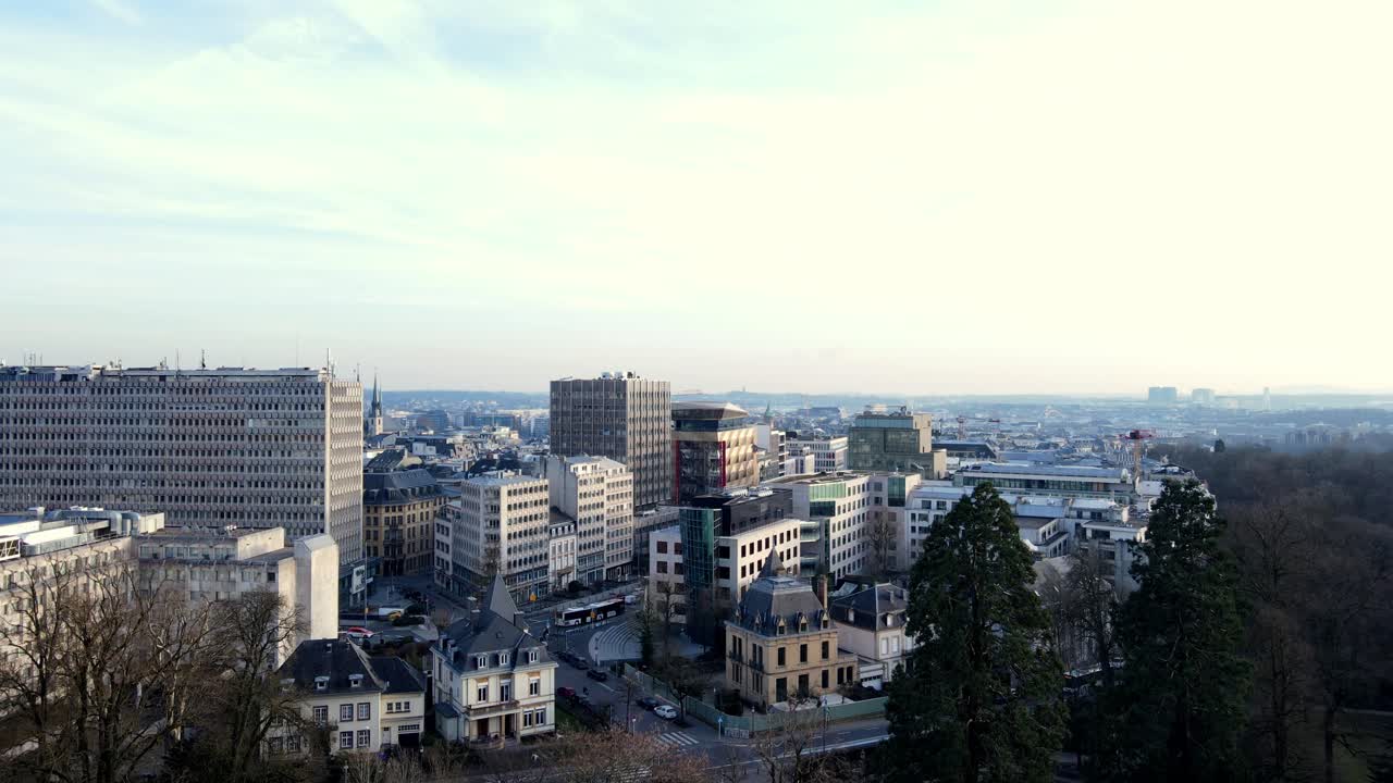 룩셈부르크 도심 상공을 날고 있는 공중 드론