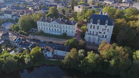 Toma-De-Drone-Del-Castillo-Raoul-En-Chateauroux-Y-Prefectura,-Francia