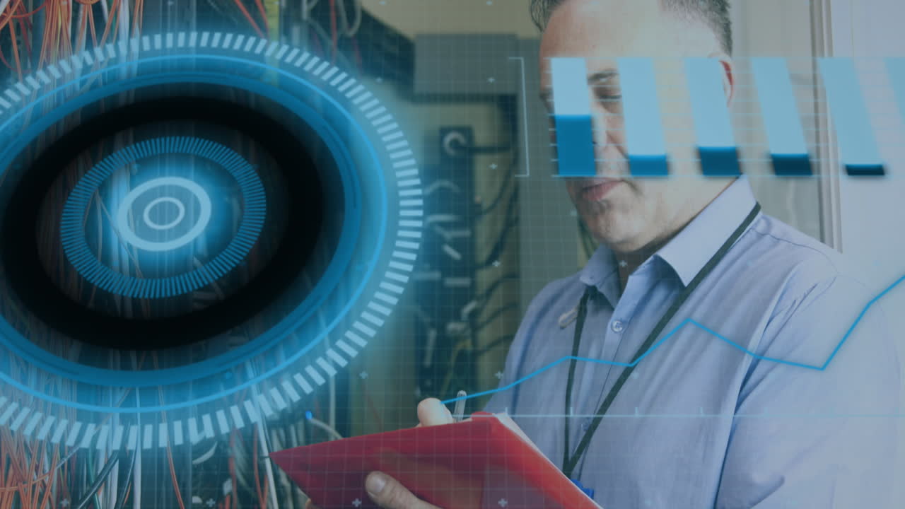 animación de la interfaz con el procesamiento de datos sobre un ingeniero caucásico que trabaja en la sala de servidores