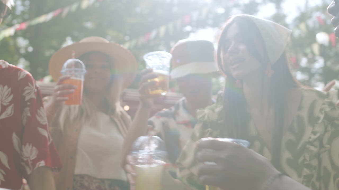 야외 음악 축제에서 친구들