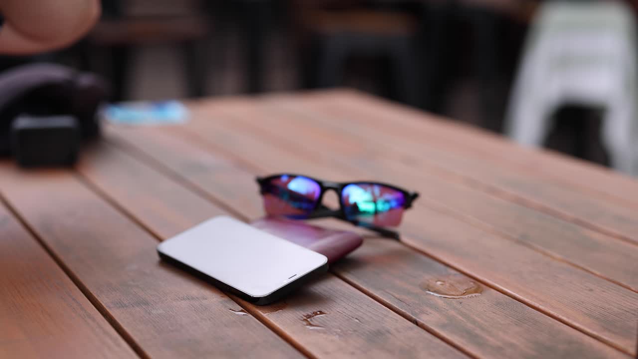 persona recoge cerveza, interactúa con el teléfono inteligente.