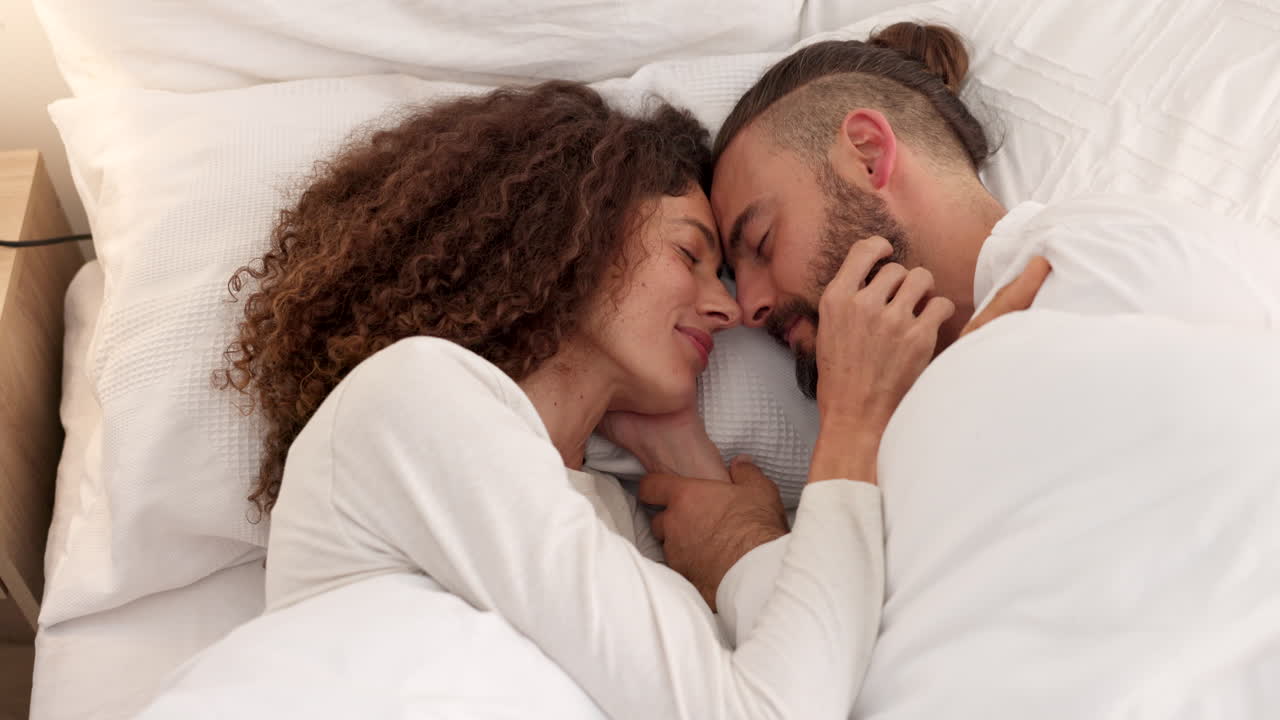 Stel in bed, liefdevol slapen en gelukkig in de slaapkamer
