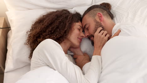 Cama-De-Pareja,-Amor-Durmiendo-Y-Feliz-En-El-Dormitorio