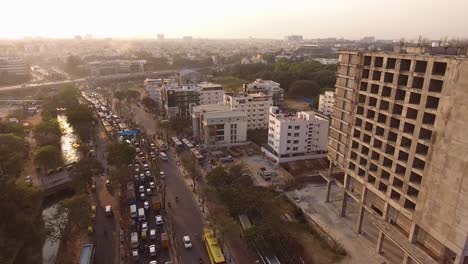 Drohnenaufnahmen-Von-Dichtem-Verkehr-Während-Der-Hauptverkehrszeit-In-Bangalore,-Indien-1