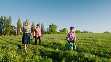 Steadicam-Aufnahme:-Bauern---Ein-Mann-Und-Eine-Frau,-Die-Bei-Sonnenuntergang-über-Das-Feld-Gehen-2