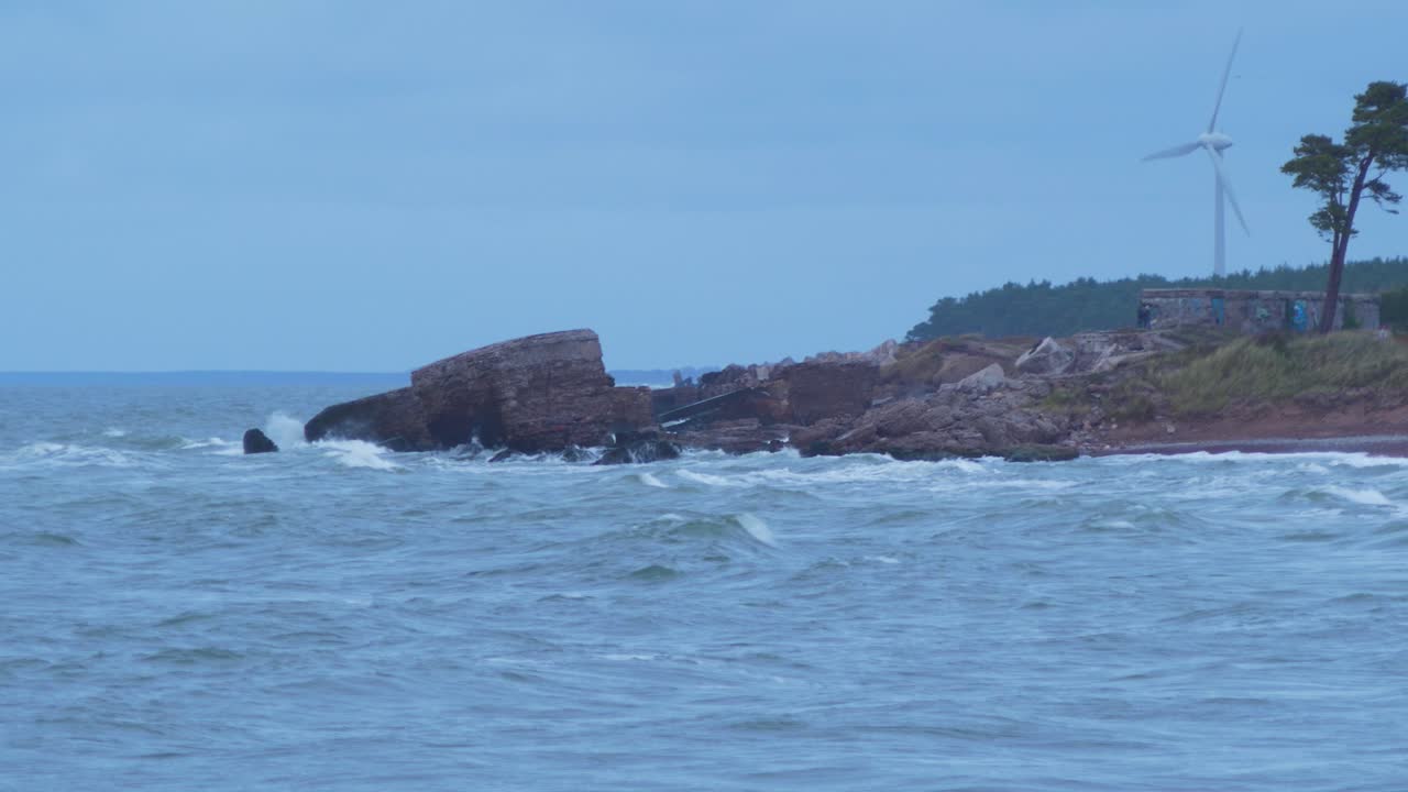 흐린 가을 날 리파자(liepaja)의 모래사장과 버려진 카로스타 북부 요새 유적에 부서지는 파도, 멀리서 멀리서 총격