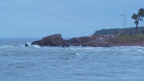 흐린 가을 날 리파자(liepaja)의 모래사장과 버려진 카로스타 북부 요새 유적에 부서지는 파도, 멀리서 멀리서 총격