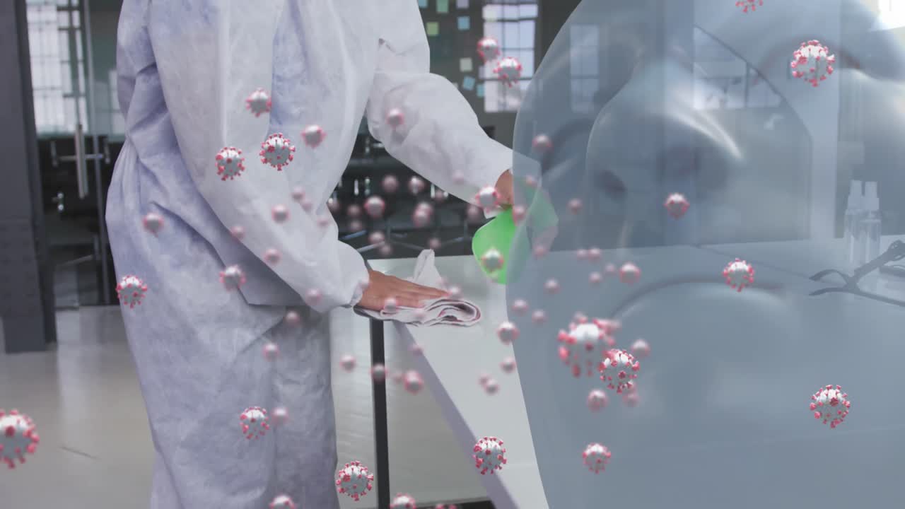 코로나19 세포와 인간의 얼굴 모델과 의료 종사자가 소독제로 사무실 책상을 청소하는 것