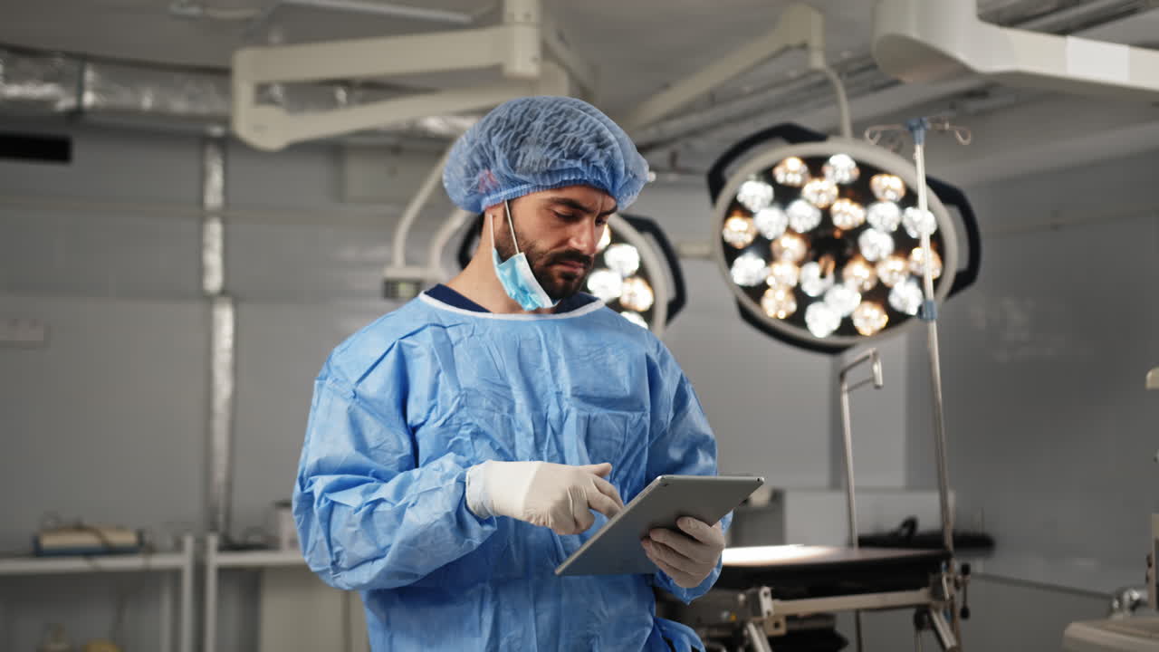 El cirujano revisando los datos en la sala de operaciones