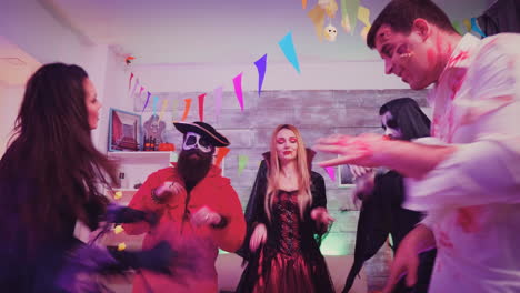fiesta loca con personajes espeluznantes en la fiesta de halloween