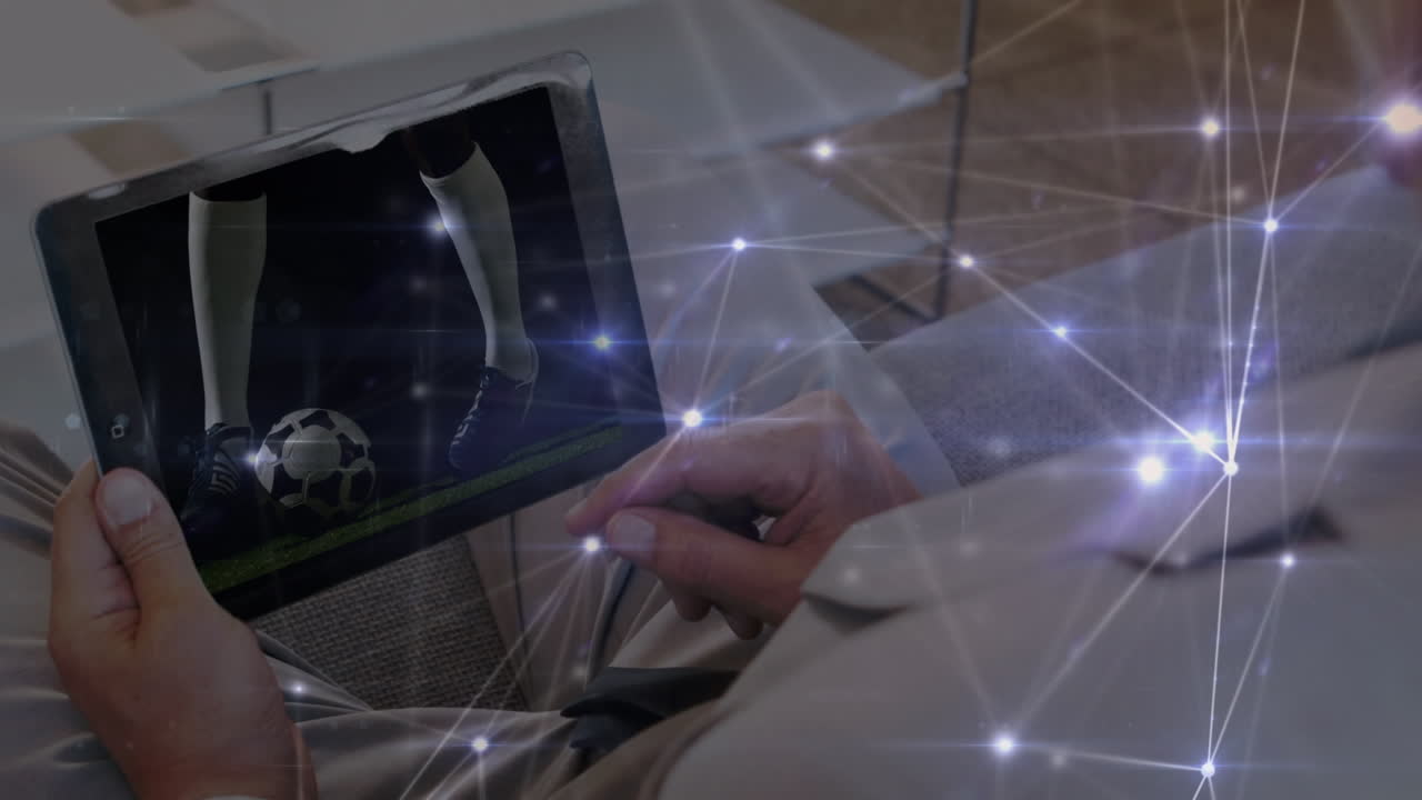 태블릿을 사용하는 두 인종의 남성에 대한 연결 네트워크의 애니메이션