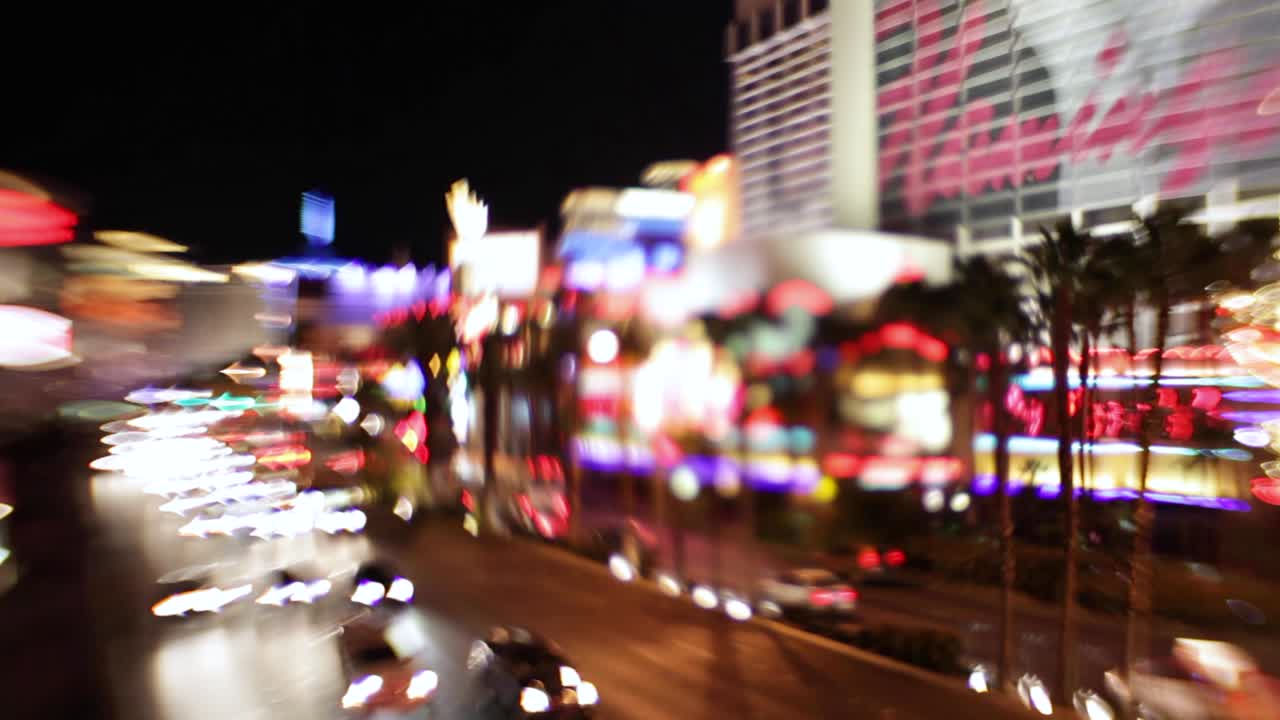 라스베가스 네바다 1에서 밤에 스트립에 밝은 조명과 트래픽의 전기와 에너지의 선택적 초점 이미지