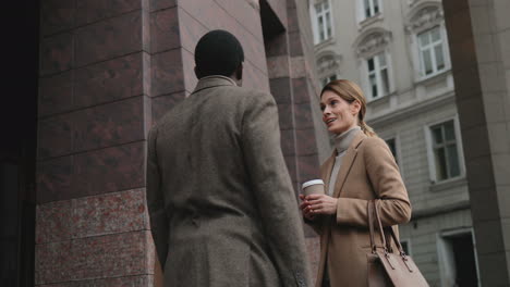 Hombre-De-Negocios-Caucásico-Y-Mujer-De-Negocios-Hablando-Y-Bebiendo-Café-En-La-Calle-En-Otoño,-Luego-Un-Hombre-Afroamericano-Y-Caucásico-Se-Acerca-A-Ellos