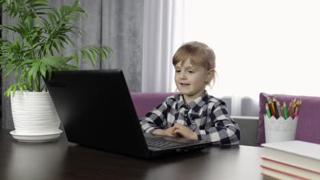 Mädchen-Macht-Online-Hausaufgaben-Mit-Einem-Digitalen-Tablet-Computer.-Fernstudium