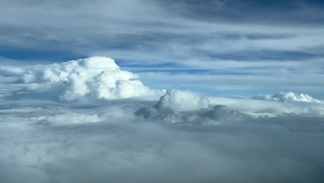 punto de vista piloto desde una cabina de jet en el nivel de crucero 360 en un cielo turbulento y tormentoso