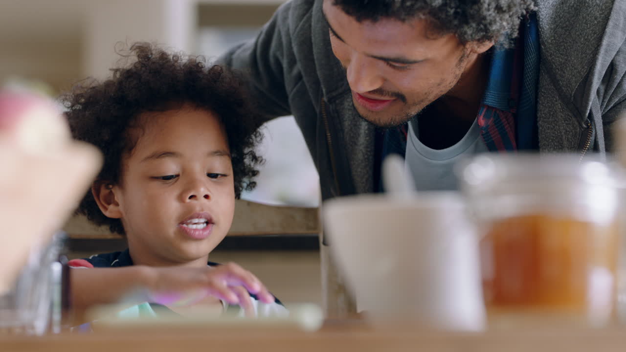 niño pequeño usando una tableta digital jugando juegos, divirtiéndose, aprendiendo de su padre, enseñando a su hijo la tecnología de pantalla táctil en casa.
