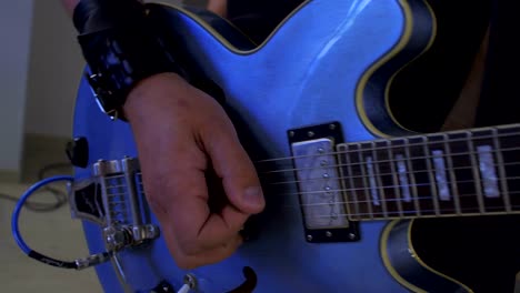 hombre tocando la guitarra, mano en primer plano