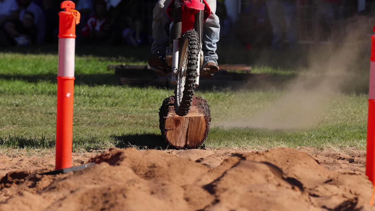 Motociclista superando obstáculos em uma pista de terra