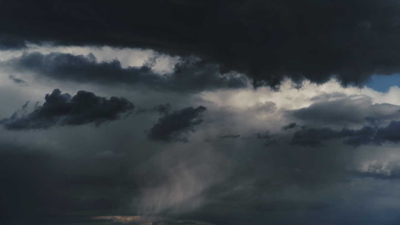 fondo de cielo oscuro dramático con nubes tormentosas lapso de tiempo antes de la lluvia o la nieve, clima extremo