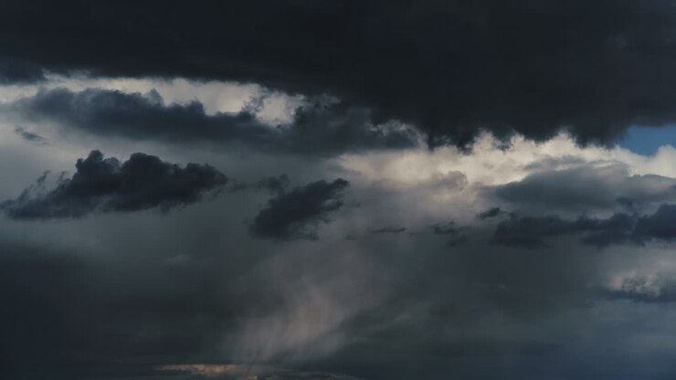 Baggrund af mørk dramatisk himmel med stormfulde skyer, timelapse før regn eller sne, ekstremt vejr
