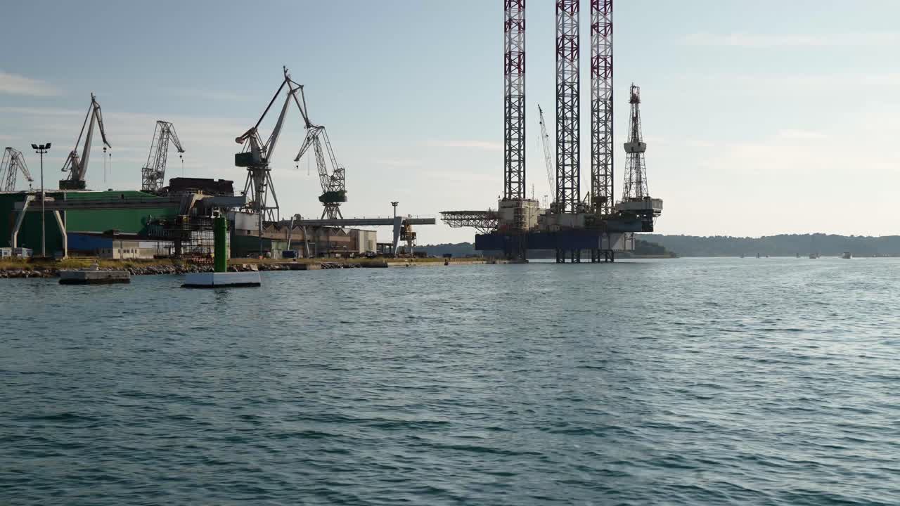 Olieplatformen i Adriaterhavet ved skibsværftet Uljanik i Pula, Kroatien