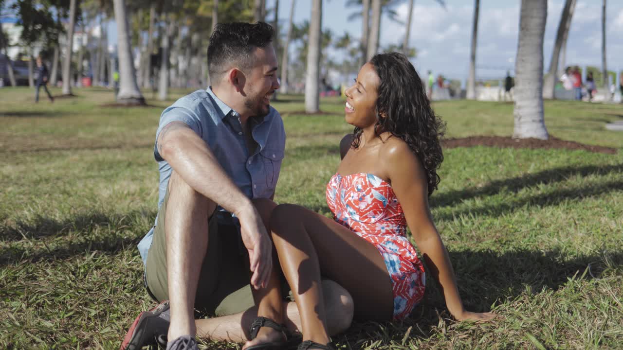 contenido diversa pareja escalofriante en prado verde