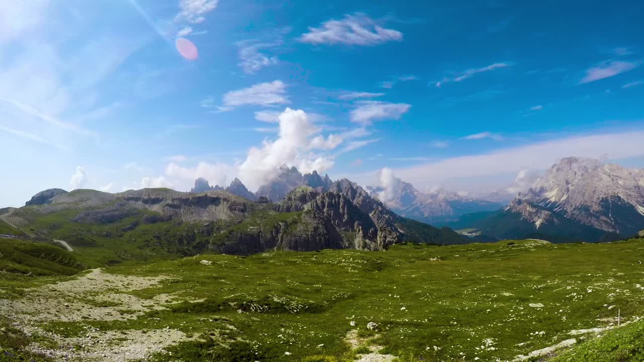 timelapse parque natural nacional tre cime nos alpes dolomitas. belíssima natureza da itália.