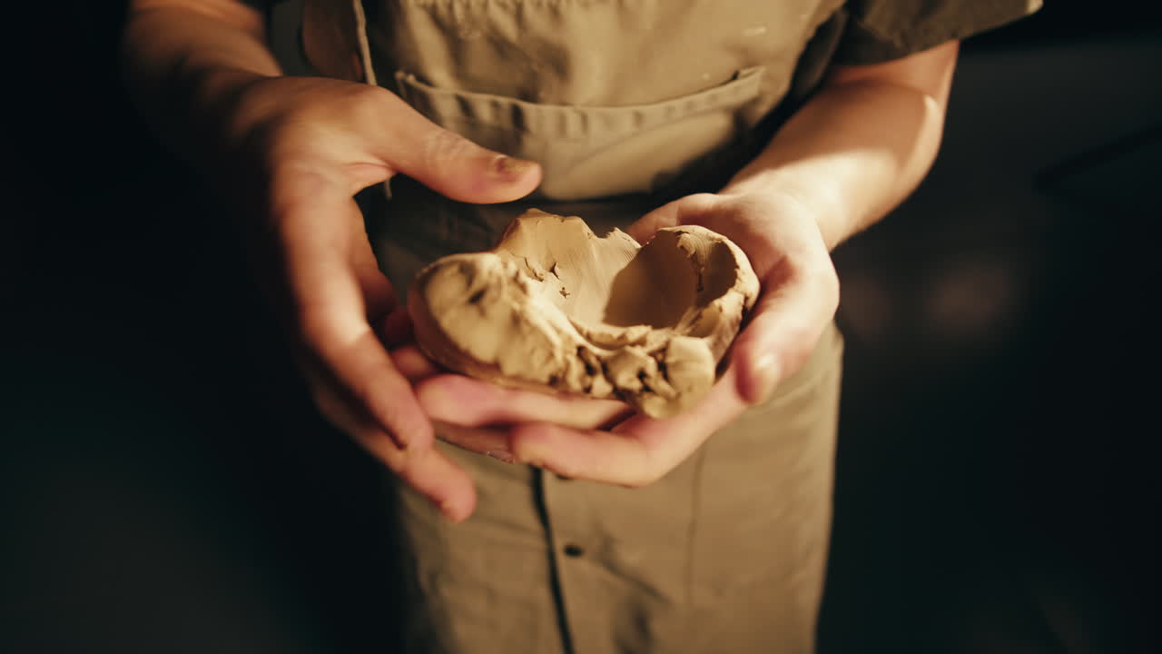 manos moldeando arcilla