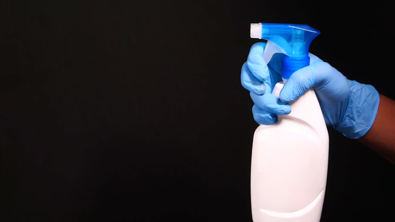 스프레이 병을 장갑으로 청소합니다.