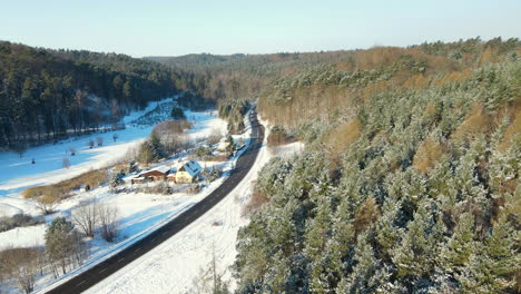 Los-Coches-Circulan-Por-Una-Estrecha-Carretera-Cerca-De-La-Ciudad-De-Gdansk-Con-Un-Bosque-Verde-Y-Una-Montaña-Al-Fondo