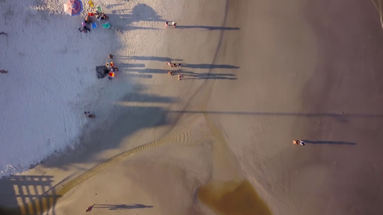 골든 아워에 인기 있는 브라질의 목적지인 바스 해변의 위상입니다.