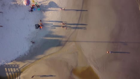 Vista-Aérea-De-Arriba-Hacia-Abajo-De-La-Playa-De-Bombas,-Un-Popular-Destino-Brasileño-En-La-Hora-Dorada