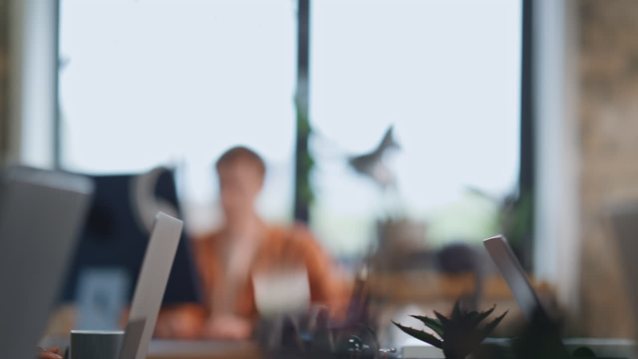 trabajadores de oficina serios centrados en el proyecto de negocios sentados cerca de la compañía.