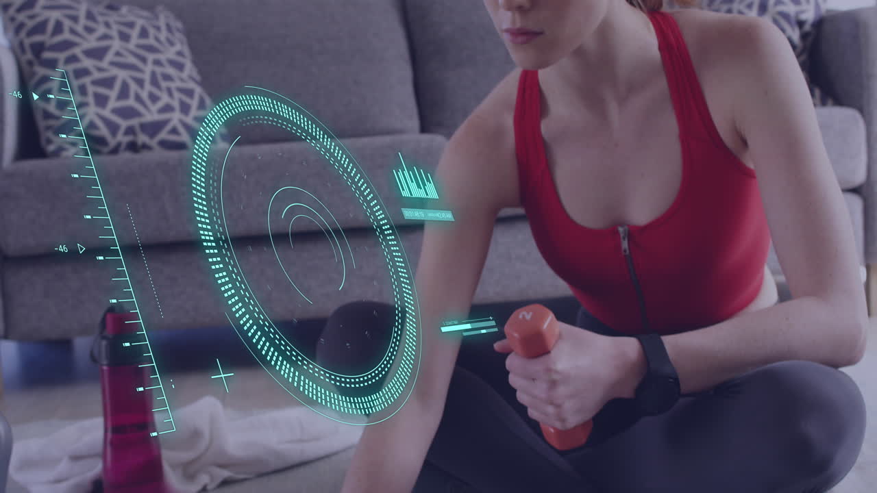 animación del procesamiento de datos sobre una mujer caucásica haciendo ejercicio, usando una computadora portátil