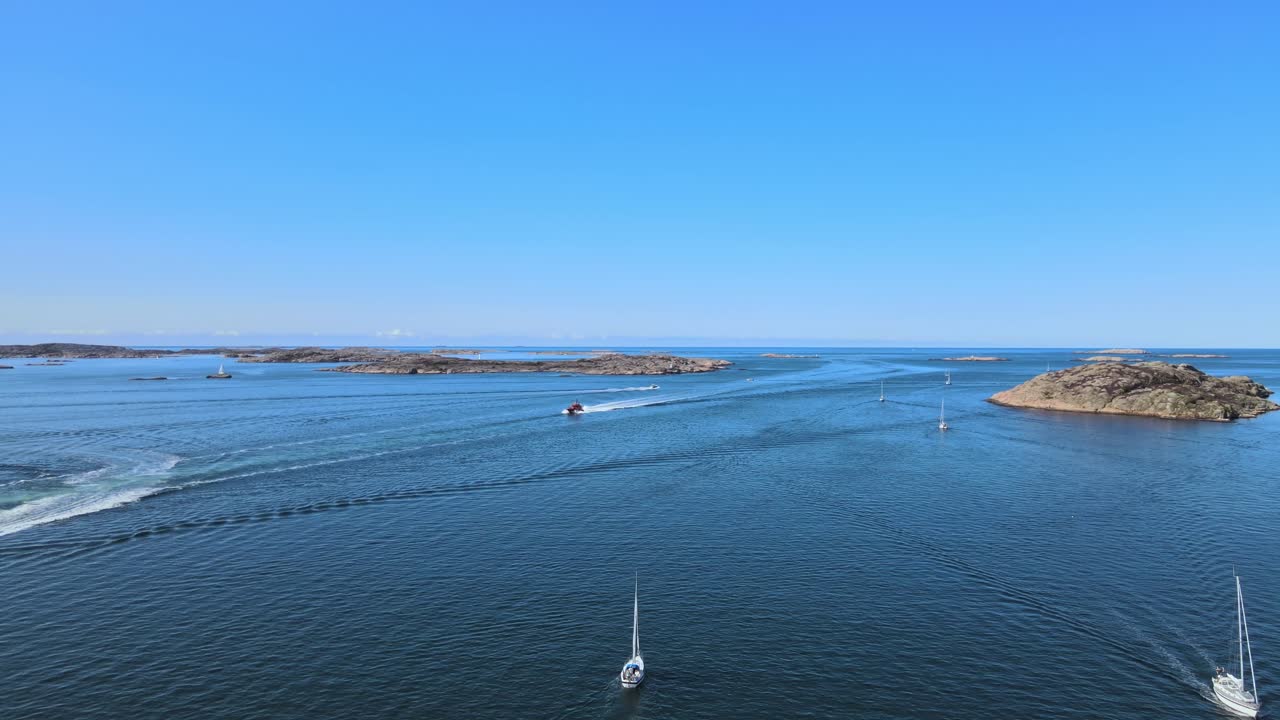 스웨덴 리세킬 근처 스카게라크 해협의 잔잔한 바다에서 항해하는 범선