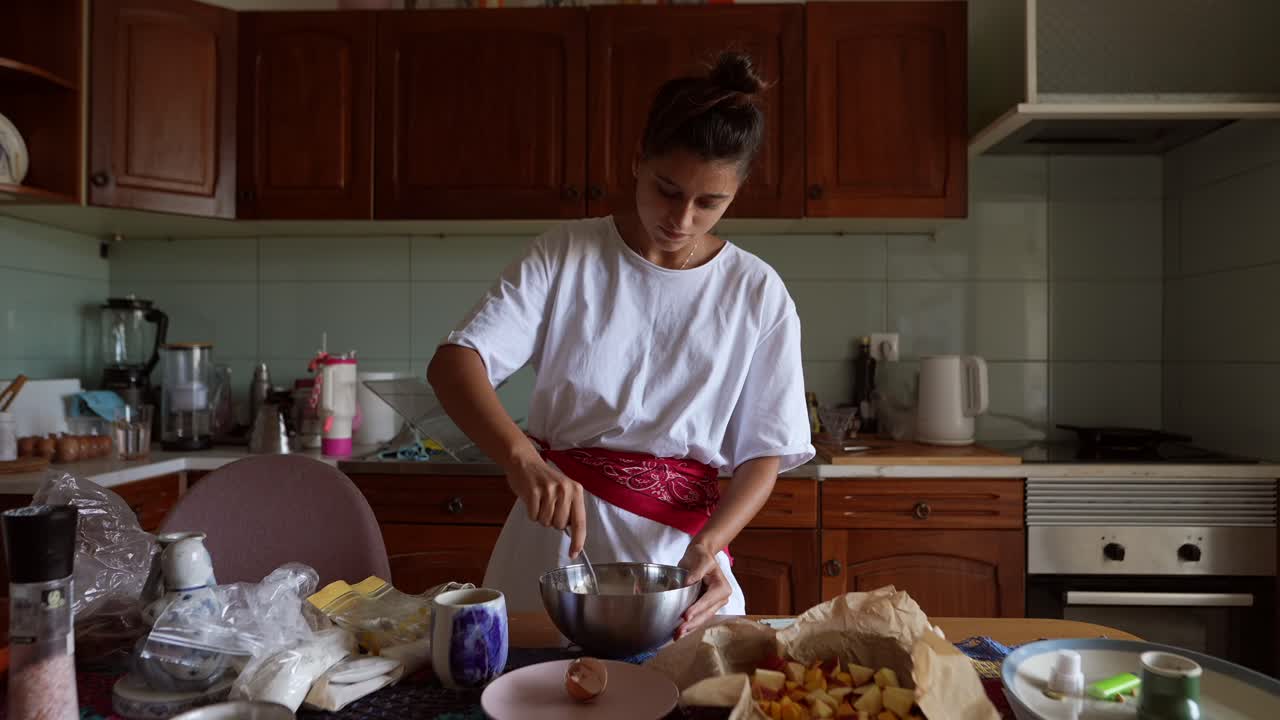mujer cocinando en la cocina
