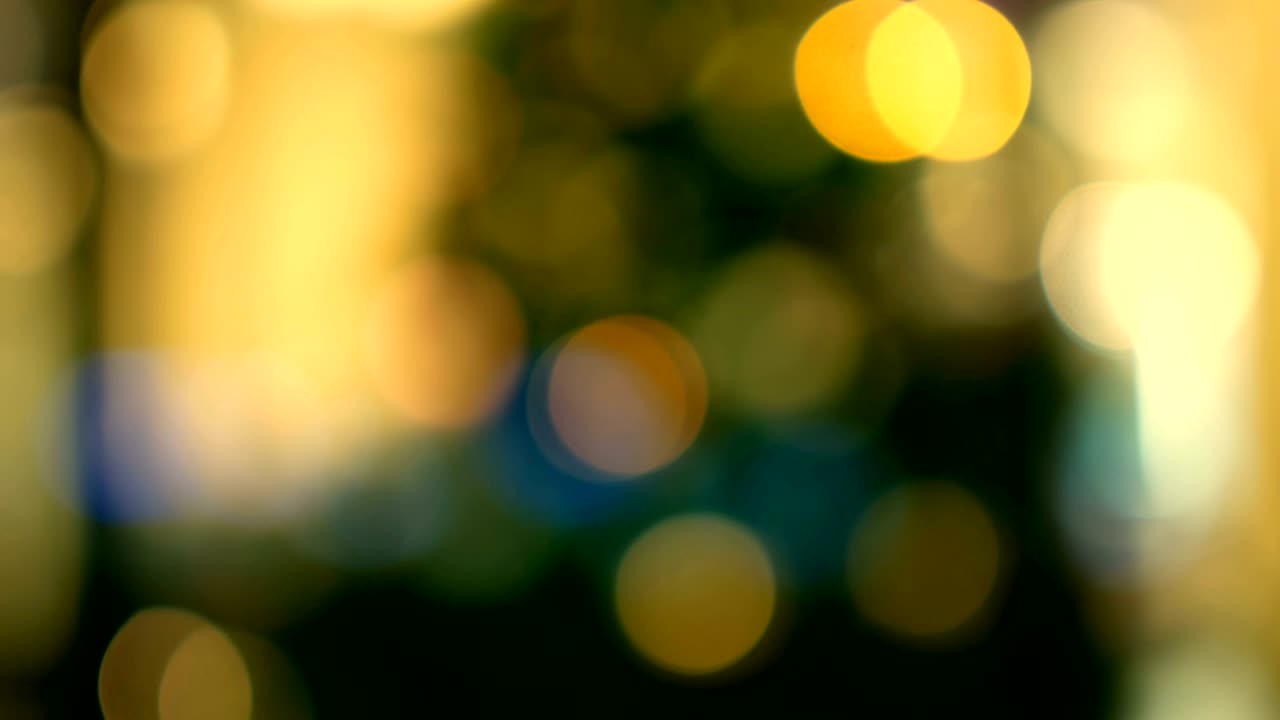 el árbol de navidad brilla con luces de colores. garlandas borrosas de año nuevo. boke blur.